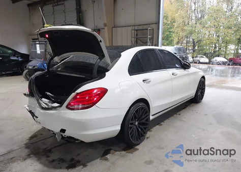 2015 Mercedes-Benz C 300 4Matic из США, поврежденный, VIN 55SWF4KB2FU004736